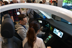 BOE（京东方）柔性显示屏带来智慧驾驶体验